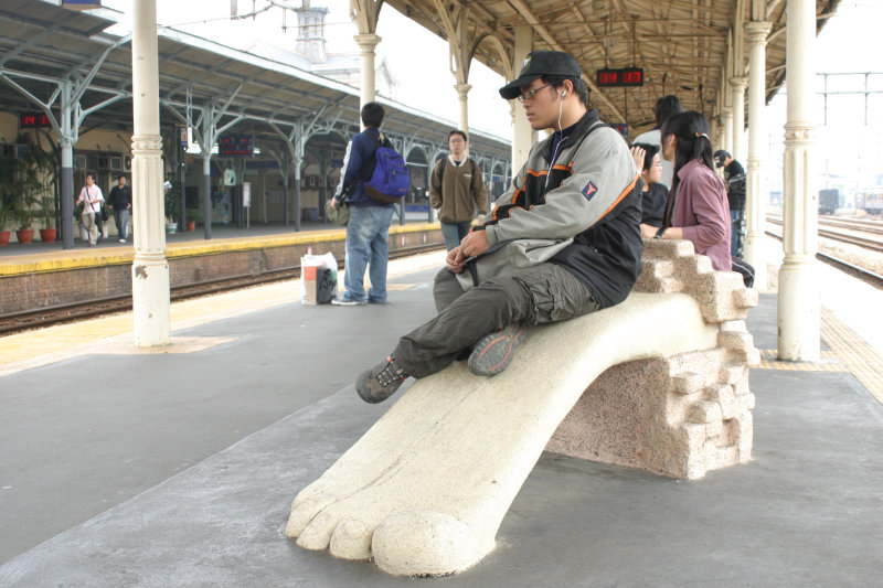 台灣鐵路旅遊攝影台中火車站月台景物篇公共藝術-大同國小美術班-大腳攝影照片48