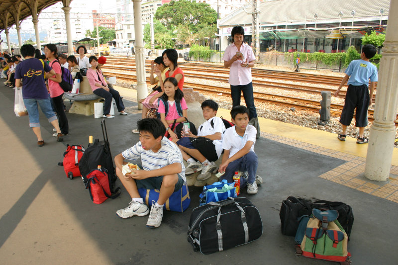 台灣鐵路旅遊攝影台中火車站月台景物篇公共藝術-大同國小美術班-大腳攝影照片52
