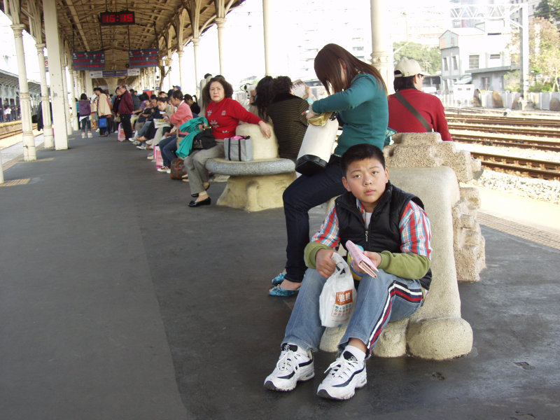 台灣鐵路旅遊攝影台中火車站月台景物篇公共藝術-大同國小美術班-大腳攝影照片53