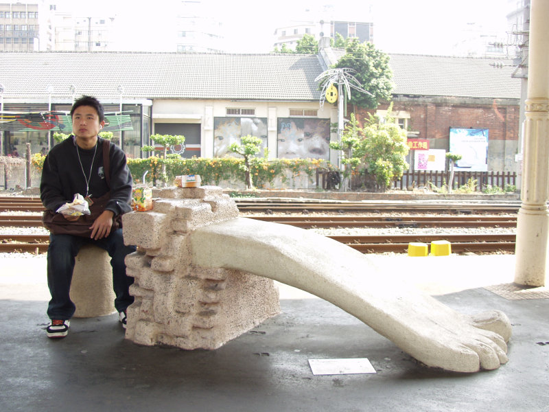 台灣鐵路旅遊攝影台中火車站月台景物篇公共藝術-大同國小美術班-大腳攝影照片54