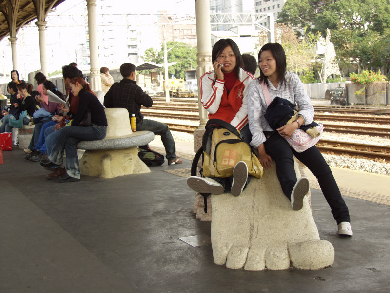 台灣鐵路旅遊攝影台中火車站月台景物篇公共藝術-大同國小美術班-大腳攝影照片55