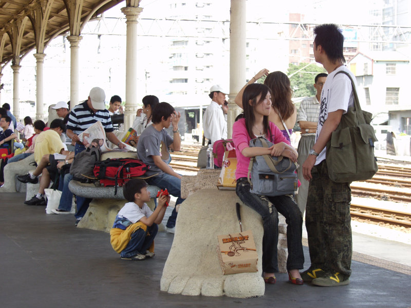 台灣鐵路旅遊攝影台中火車站月台景物篇公共藝術-大同國小美術班-大腳攝影照片63
