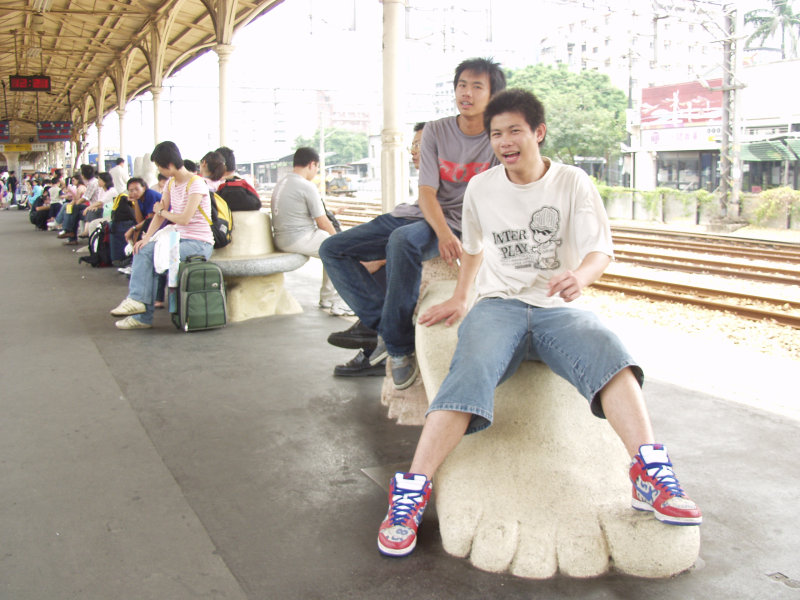 台灣鐵路旅遊攝影台中火車站月台景物篇公共藝術-大同國小美術班-大腳攝影照片65