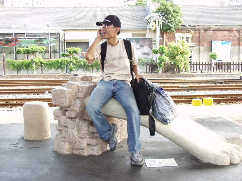 台灣鐵路旅遊攝影台中火車站月台景物篇公共藝術-大同國小美術班-大腳攝影照片74