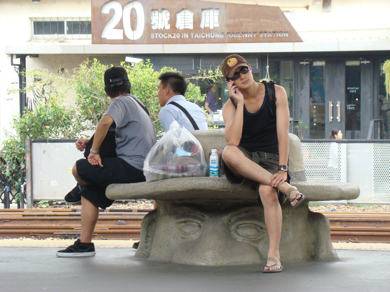 台灣鐵路旅遊攝影台中火車站月台景物篇公共藝術-大同國小美術班-巨人攝影照片1
