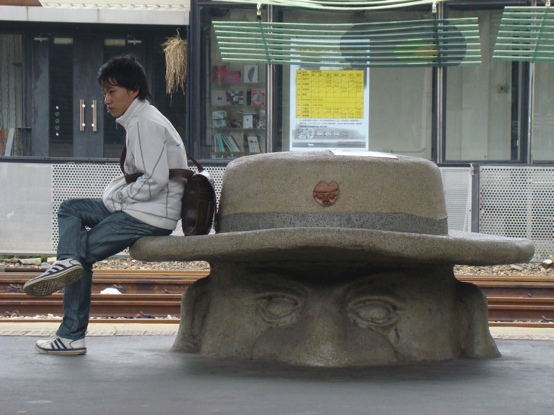 台灣鐵路旅遊攝影台中火車站月台景物篇公共藝術-大同國小美術班-巨人攝影照片3