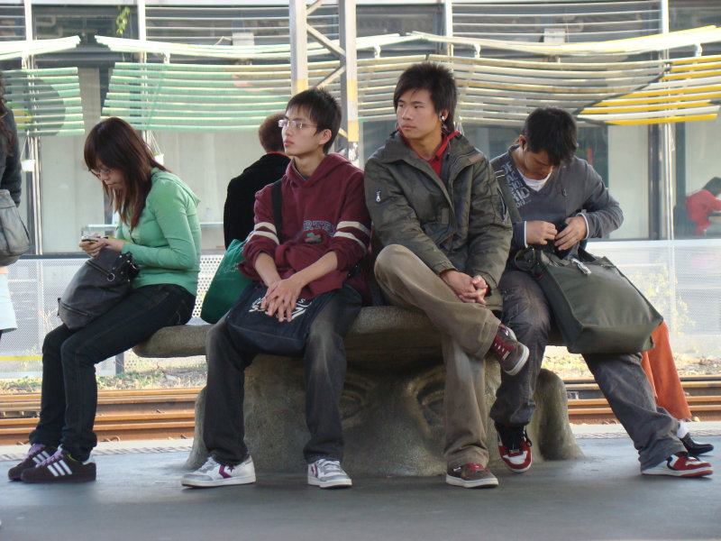 台灣鐵路旅遊攝影台中火車站月台景物篇公共藝術-大同國小美術班-巨人攝影照片6