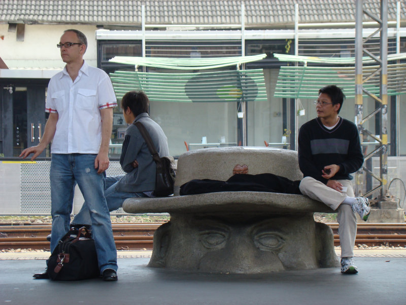 台灣鐵路旅遊攝影台中火車站月台景物篇公共藝術-大同國小美術班-巨人攝影照片9