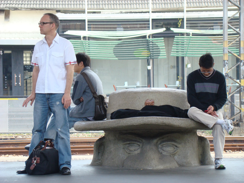 台灣鐵路旅遊攝影台中火車站月台景物篇公共藝術-大同國小美術班-巨人攝影照片11