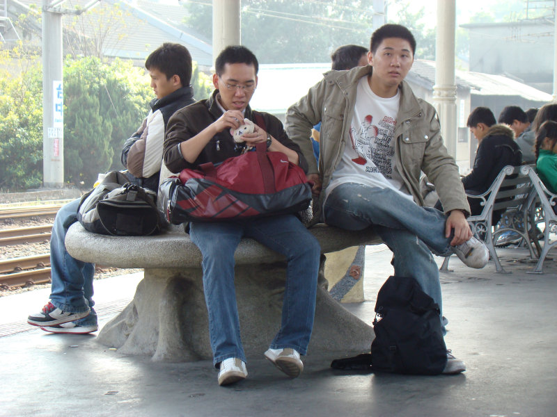 台灣鐵路旅遊攝影台中火車站月台景物篇公共藝術-大同國小美術班-巨人攝影照片12