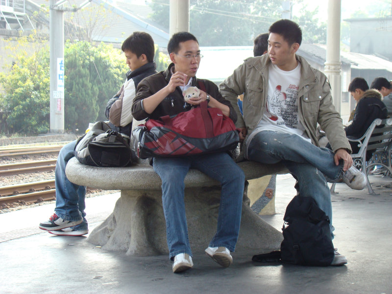 台灣鐵路旅遊攝影台中火車站月台景物篇公共藝術-大同國小美術班-巨人攝影照片14