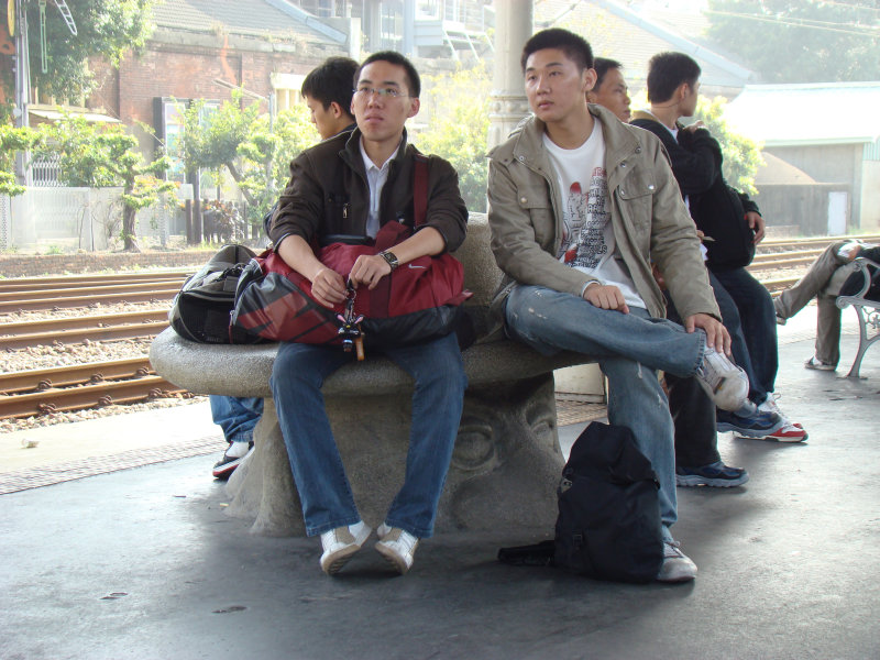 台灣鐵路旅遊攝影台中火車站月台景物篇公共藝術-大同國小美術班-巨人攝影照片17