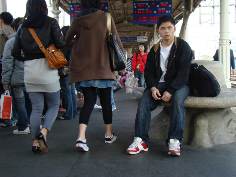 台灣鐵路旅遊攝影台中火車站月台景物篇公共藝術-大同國小美術班-巨人攝影照片18