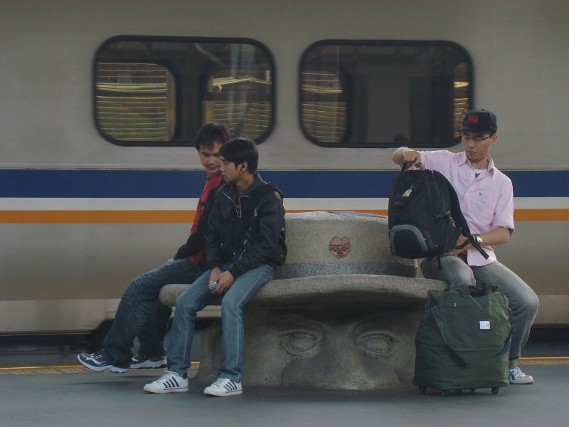 台灣鐵路旅遊攝影台中火車站月台景物篇公共藝術-大同國小美術班-巨人攝影照片21