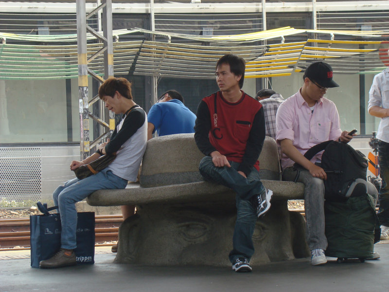 台灣鐵路旅遊攝影台中火車站月台景物篇公共藝術-大同國小美術班-巨人攝影照片22