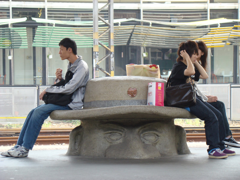 台灣鐵路旅遊攝影台中火車站月台景物篇公共藝術-大同國小美術班-巨人攝影照片23