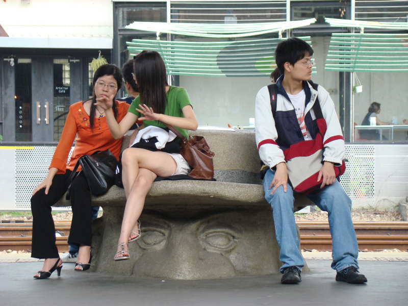 台灣鐵路旅遊攝影台中火車站月台景物篇公共藝術-大同國小美術班-巨人攝影照片29
