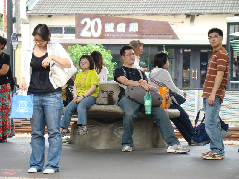 台灣鐵路旅遊攝影台中火車站月台景物篇公共藝術-大同國小美術班-巨人攝影照片31