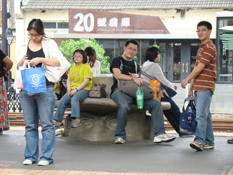 台灣鐵路旅遊攝影台中火車站月台景物篇公共藝術-大同國小美術班-巨人攝影照片32