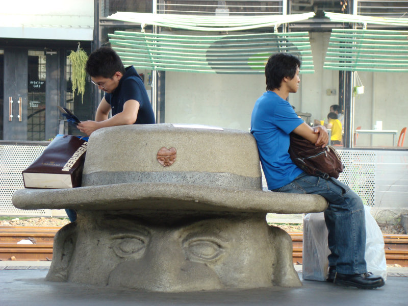 台灣鐵路旅遊攝影台中火車站月台景物篇公共藝術-大同國小美術班-巨人攝影照片33