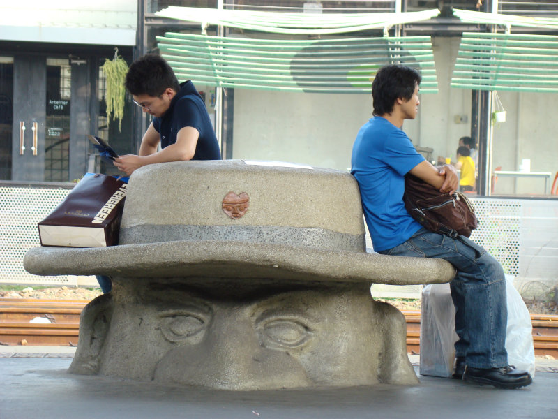 台灣鐵路旅遊攝影台中火車站月台景物篇公共藝術-大同國小美術班-巨人攝影照片34