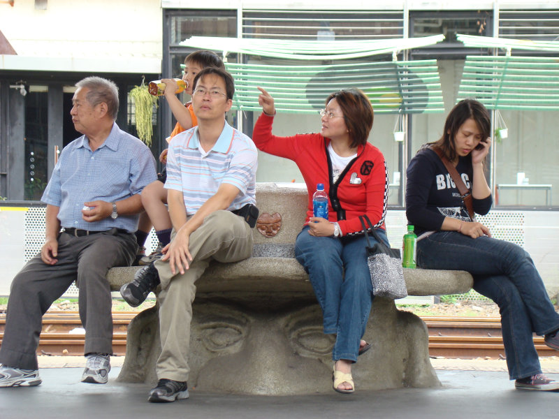 台灣鐵路旅遊攝影台中火車站月台景物篇公共藝術-大同國小美術班-巨人攝影照片36