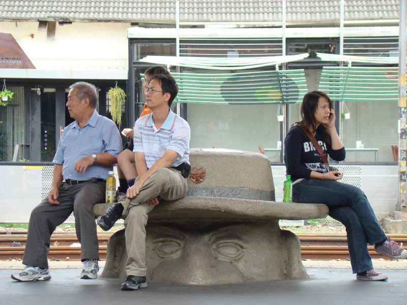 台灣鐵路旅遊攝影台中火車站月台景物篇公共藝術-大同國小美術班-巨人攝影照片37