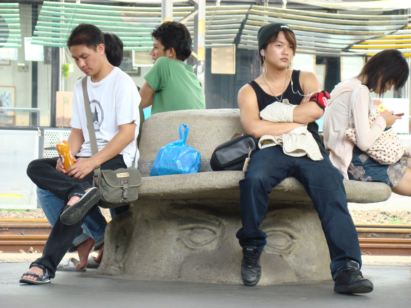 台灣鐵路旅遊攝影台中火車站月台景物篇公共藝術-大同國小美術班-巨人攝影照片42