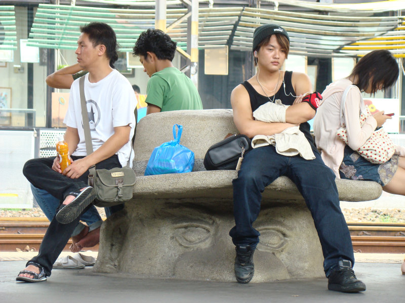 台灣鐵路旅遊攝影台中火車站月台景物篇公共藝術-大同國小美術班-巨人攝影照片43