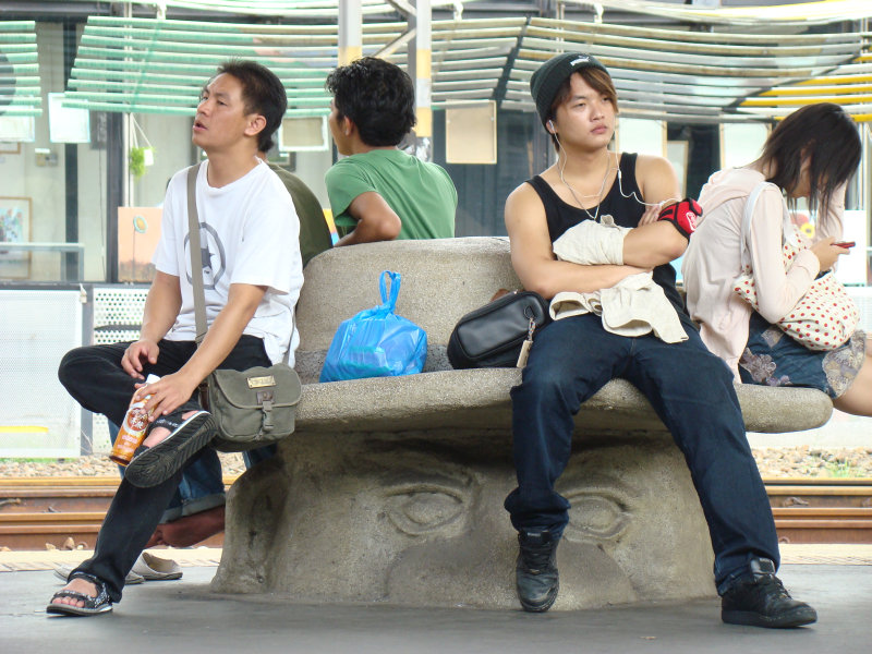 台灣鐵路旅遊攝影台中火車站月台景物篇公共藝術-大同國小美術班-巨人攝影照片45