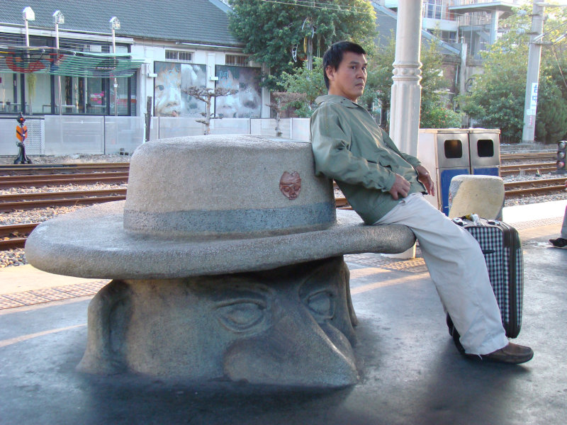 台灣鐵路旅遊攝影台中火車站月台景物篇公共藝術-大同國小美術班-巨人攝影照片47
