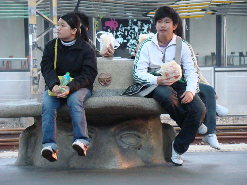 台灣鐵路旅遊攝影台中火車站月台景物篇公共藝術-大同國小美術班-巨人攝影照片54