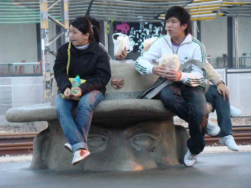 台灣鐵路旅遊攝影台中火車站月台景物篇公共藝術-大同國小美術班-巨人攝影照片55