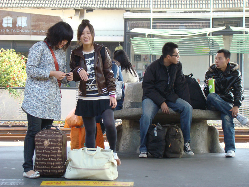 台灣鐵路旅遊攝影台中火車站月台景物篇公共藝術-大同國小美術班-巨人攝影照片62