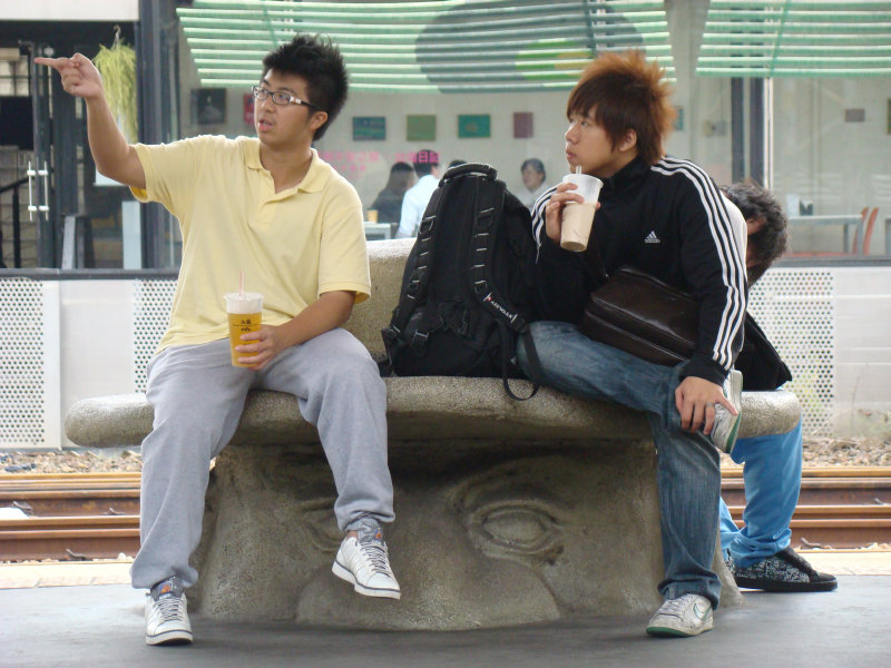 台灣鐵路旅遊攝影台中火車站月台景物篇公共藝術-大同國小美術班-巨人攝影照片66