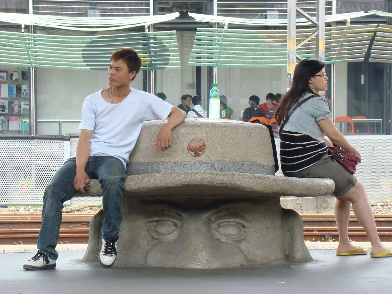 台灣鐵路旅遊攝影台中火車站月台景物篇公共藝術-大同國小美術班-巨人攝影照片68