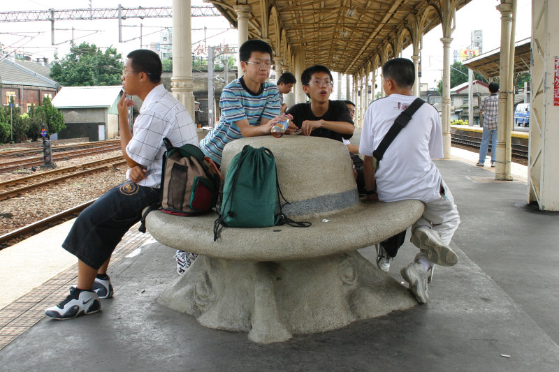 台灣鐵路旅遊攝影台中火車站月台景物篇公共藝術-大同國小美術班-巨人攝影照片74