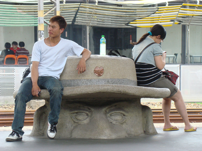 台灣鐵路旅遊攝影台中火車站月台景物篇公共藝術-大同國小美術班-巨人攝影照片79
