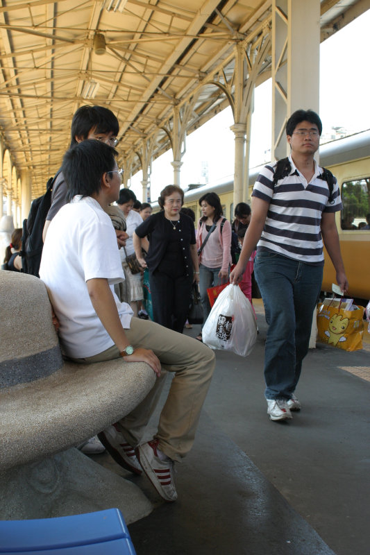 台灣鐵路旅遊攝影台中火車站月台景物篇公共藝術-大同國小美術班-巨人攝影照片80