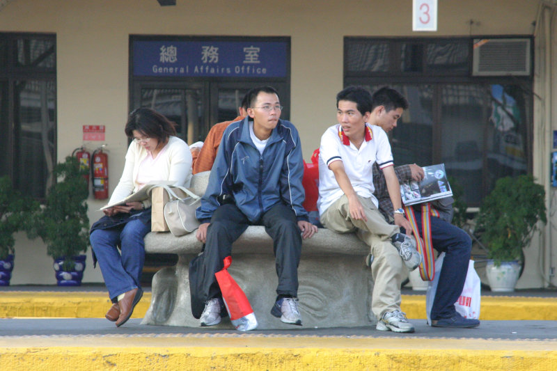 台灣鐵路旅遊攝影台中火車站月台景物篇公共藝術-大同國小美術班-巨人攝影照片84