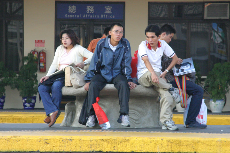 台灣鐵路旅遊攝影台中火車站月台景物篇公共藝術-大同國小美術班-巨人攝影照片85