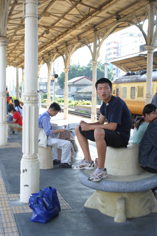 台灣鐵路旅遊攝影台中火車站月台景物篇公共藝術-大同國小美術班-巨人攝影照片87