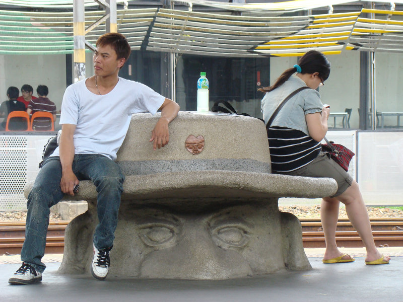 台灣鐵路旅遊攝影台中火車站月台景物篇公共藝術-大同國小美術班-巨人攝影照片90