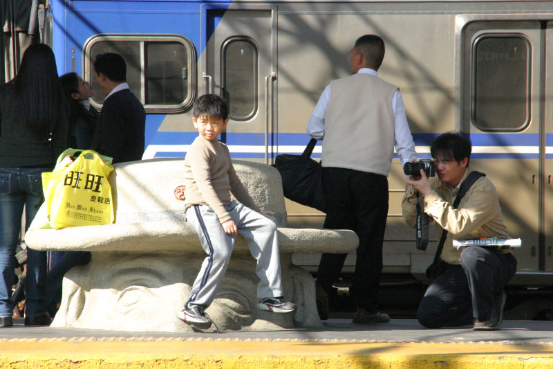 台灣鐵路旅遊攝影台中火車站月台景物篇公共藝術-大同國小美術班-巨人攝影照片93