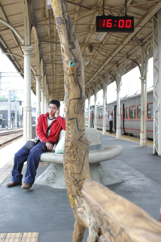 台灣鐵路旅遊攝影台中火車站月台景物篇公共藝術-大同國小美術班-巨人攝影照片95