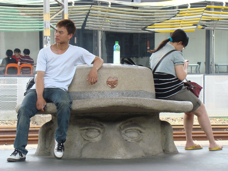 台灣鐵路旅遊攝影台中火車站月台景物篇公共藝術-大同國小美術班-巨人攝影照片101