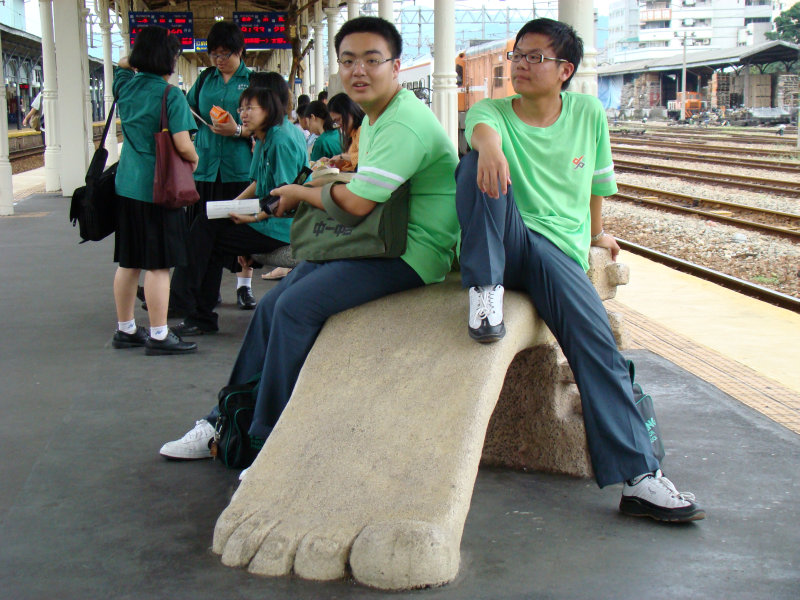 台灣鐵路旅遊攝影台中火車站月台景物篇公共藝術-大同國小美術班-巨人攝影照片112