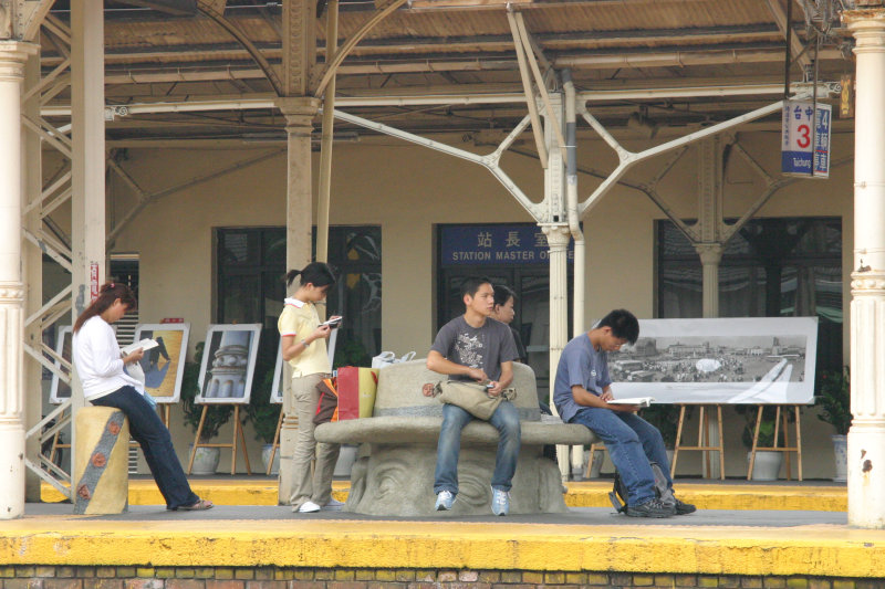 台灣鐵路旅遊攝影台中火車站月台景物篇公共藝術-大同國小美術班-巨人攝影照片117