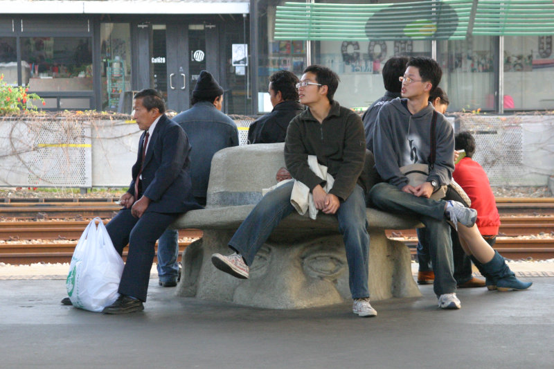 台灣鐵路旅遊攝影台中火車站月台景物篇公共藝術-大同國小美術班-巨人攝影照片118