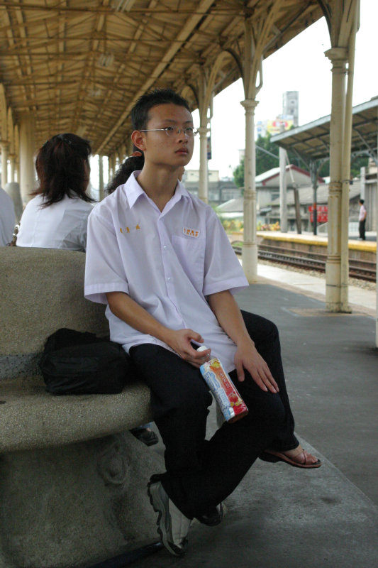 台灣鐵路旅遊攝影台中火車站月台景物篇公共藝術-大同國小美術班-巨人攝影照片121